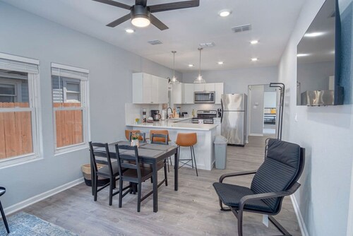 Delightfully Renovated 4 BR 2 BA Near DT Riverwalk