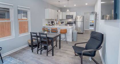 Delightfully Renovated 4 BR 2 BA Near DT Riverwalk