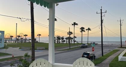 Spacious 5BR/2BA Beach Retreat: Ideal for Your Galveston Getaway. Sleeps 12