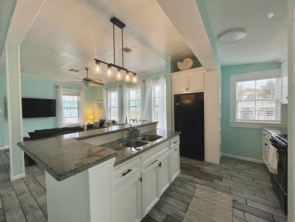 Jääkaappi, mikroaaltouuni, uuni, liesi