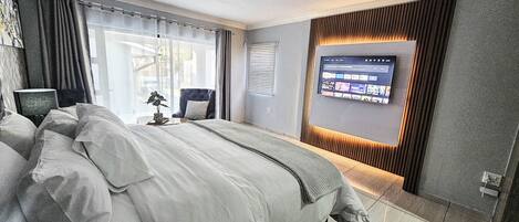 Executive Studio Suite, 1 King Bed, Balcony, Pool View | Premium bedding, memory foam beds, minibar, individually furnished