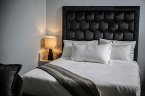 Studio Deluks | Seprai premium, busa memori, dan minibar