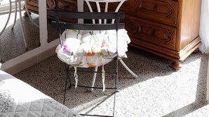 Unclassified image, 2 of 16, button - Ai Canarbin  (Lerici)