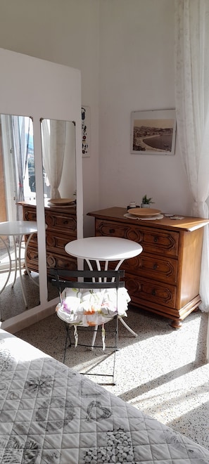 Quarto | 1 quarto, roupas de cama premium, edredons de pluma, escrivaninha