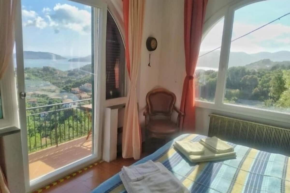 Room | 1 bedroom, premium bedding, down comforters, desk