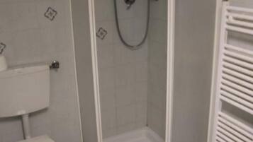 Il Mare | Bagno | Soffione a pioggia, asciugacapelli, bidet, asciugamani