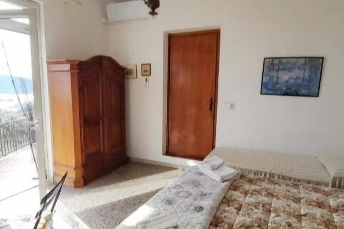 1 غرفة نوم وأغطية فراش متميزة وألحفة محشوة بالريش ومكتب