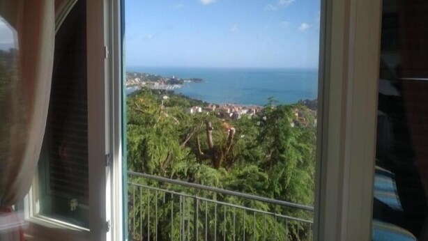 A balcony with a view of the sea and a coastal town. - Ai Canarbin  (Lerici)