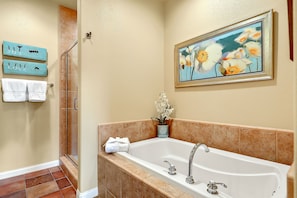 Douche, sèche-cheveux, bidet, serviettes fournies