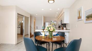 Villa, 4 Bedrooms (Oceanfront, Sleeps 12 (ML-1289)) | Dining