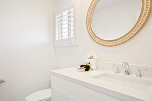 Appartement (2 Bedrooms) | Badkamer | Een douche, designer toiletartikelen, een haardroger