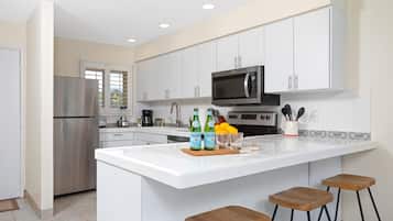 Condo (2 Bedrooms) | Cocina privada | Refrigerador, microondas, horno y cafetera y tetera
