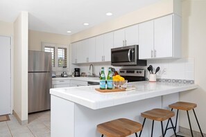 Condo (2 Bedrooms) | Cocina privada | Refrigerador, microondas, horno y cafetera y tetera