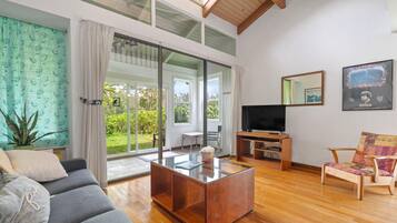 Estudio (2 Bedrooms) | Sala de estar | Televisión de pantalla plana de 32 pulgadas con canales vía satélite