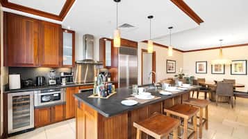 Appart'hÎtel (2 Bedrooms) | Cuisine privée | Réfrigérateur, micro-ondes, four, cafetiÚre/bouilloire