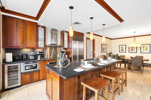 Condo (2 Bedrooms) | Cozinha privada | Geladeira, micro-ondas, fogão, cafeteira/chaleira