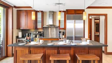 Appart'hÎtel (2 Bedrooms) | Cuisine privée | Réfrigérateur, micro-ondes, four, cafetiÚre/bouilloire
