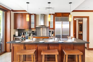 Condo (2 Bedrooms) | Cozinha privada | Geladeira, micro-ondas, fogão, cafeteira/chaleira