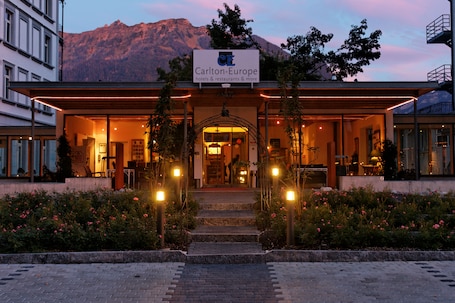Fachada de la propiedad por la tarde o noche