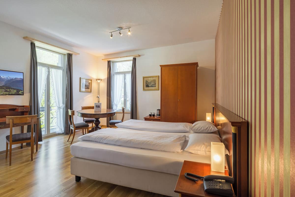 Superior Triple Room | Peralatan tempat tidur hipoalergenik, gebar bulu kapas