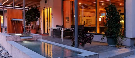 Vista frontal de la propiedad por la tarde o noche