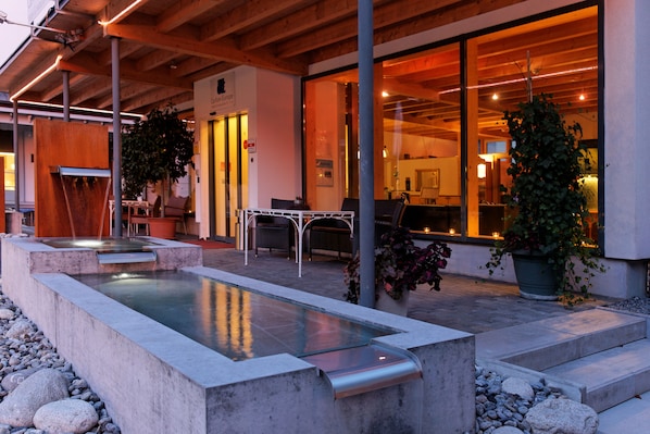 Façana frontal de l'allotjament (vespre/nit)