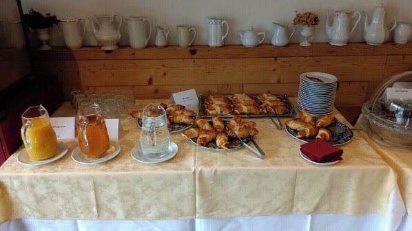 Ókeypis morgunverðarhlaðborð daglega