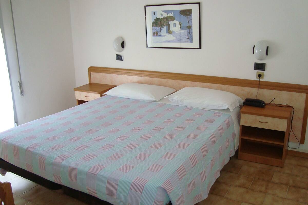 Comfort-huoneisto, 1 makuuhuone, 2 kylpyhuonetta | Tallelokero huoneessa, työpöytä, vuodevaatteet
