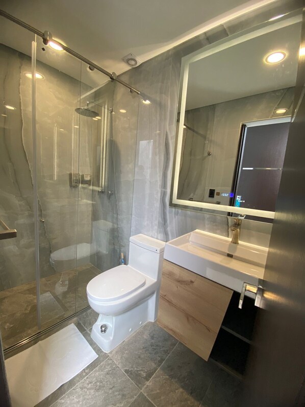 Deluxe Apartment | Bathroom | Soap, shampoo, toilet paper - Donde duerme el embajador (Bogotá)