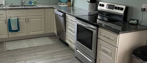 Micro-ondes, four, plaque de cuisson, cafetière/bouilloire