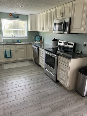 Mikrowelle, Ofen, Herdplatte, Wasserkocher mit Kaffee-/Teezubehör