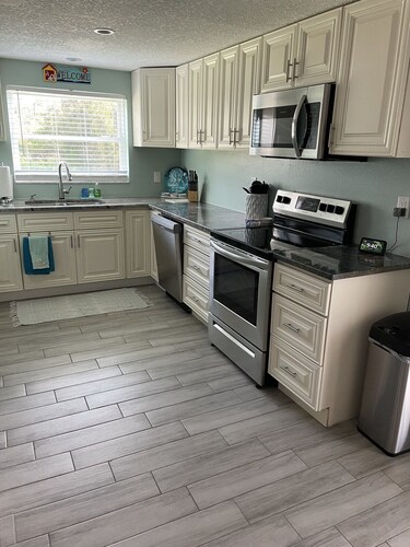 Northern Point of Treasure Island, NPR - waterfront w/ pool, sunroom & kayaks!