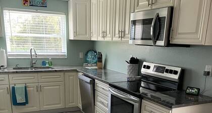 Northern Point of Treasure Island, NPR - waterfront w/ pool, sunroom & kayaks!