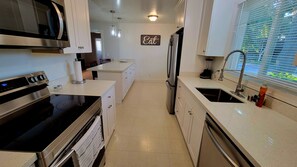 Køleskab, mikrobølgeovn, ovn, kogeplade