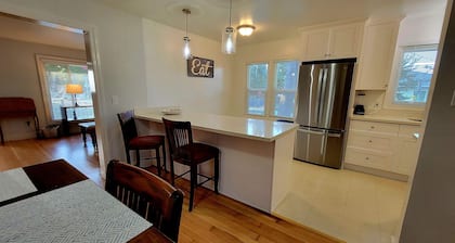 Spacious Downtown Martinez Home -2B/1BA