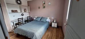 3 slaapkamers, een strijkplank/strijkijzer, gratis wifi, beddengoed