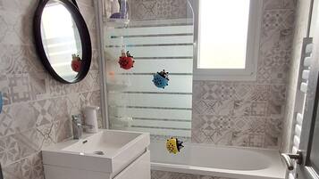 Haartrockner, Handtücher, Seife, Toilettenpapier