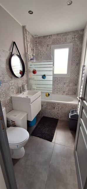 Haartrockner, Handtücher, Seife, Toilettenpapier