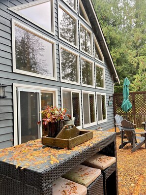 Outdoor dining - Beautiful lakefront Casa del Lago on Lake Roesiger (Snohomish)