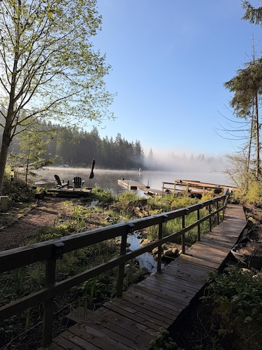 Beautiful lakefront Casa del Lago on Lake Roesiger