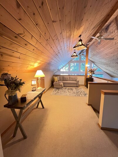Beautiful lakefront Casa del Lago on Lake Roesiger