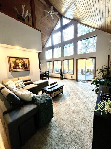 Beautiful lakefront Casa del Lago on Lake Roesiger