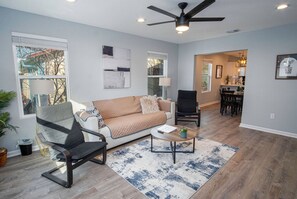 House | 4 bedrooms - Adorable 4BR 2BA Close to Riverwalk and Downtown (San Antonio)