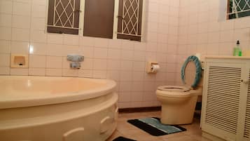 Comfort Double Room, Garden View | Bilik Mandi | Kelengkapan dandanan diri percuma, tuala disediakan, sabun, tisu tandas