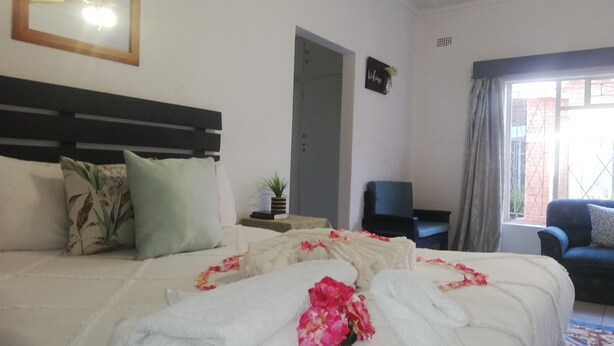 Comfort Double Room, Garden View - savanna guest house (Bulawayo)