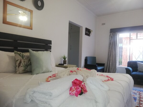 Cubrecamas, decoración personalizada y espacio para trabajar con laptop 