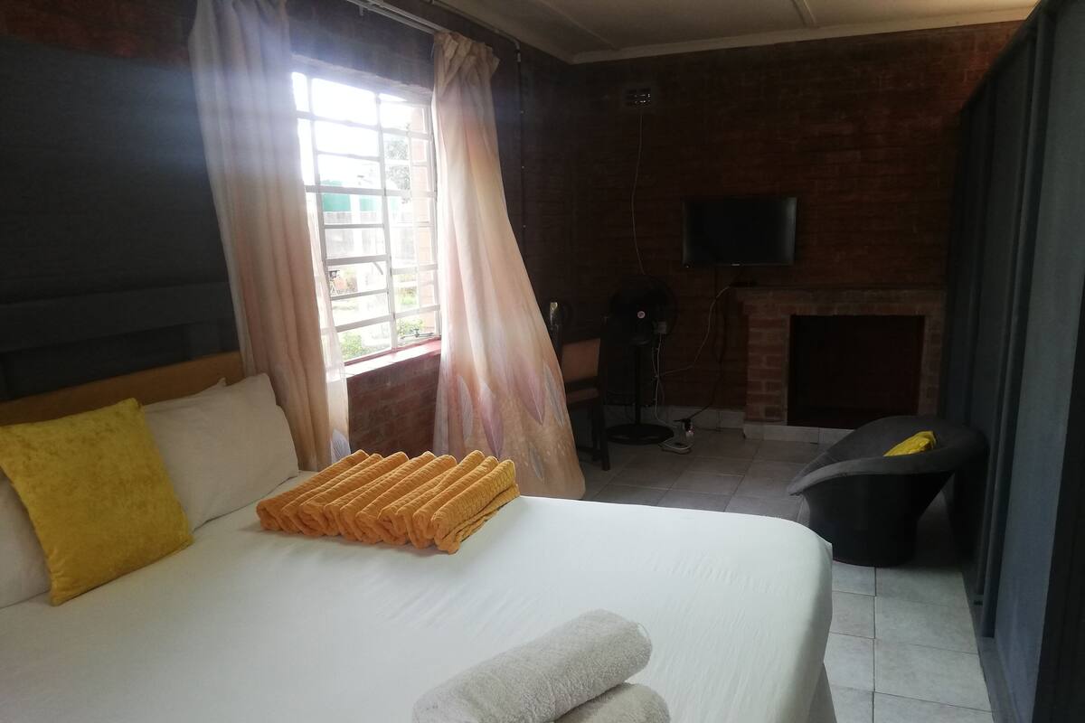 Traditional Double Room, Garden View | Down comforters, laptop workspace, iron/ironing board, WiFi (free)
