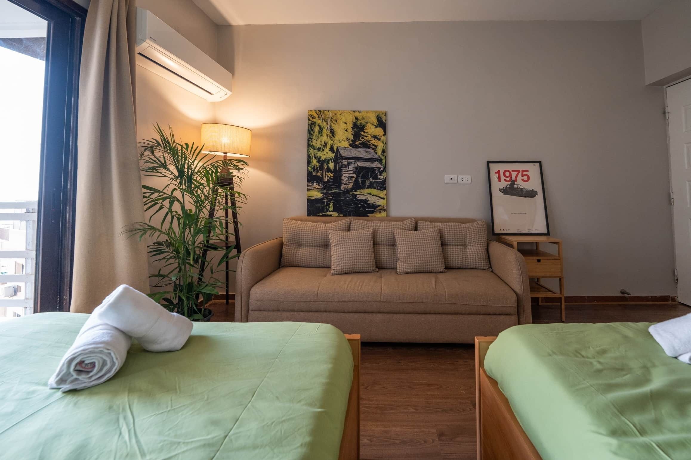 2 slaapkamers, een kluis op de kamer, een strijkplank/strijkijzer, wifi