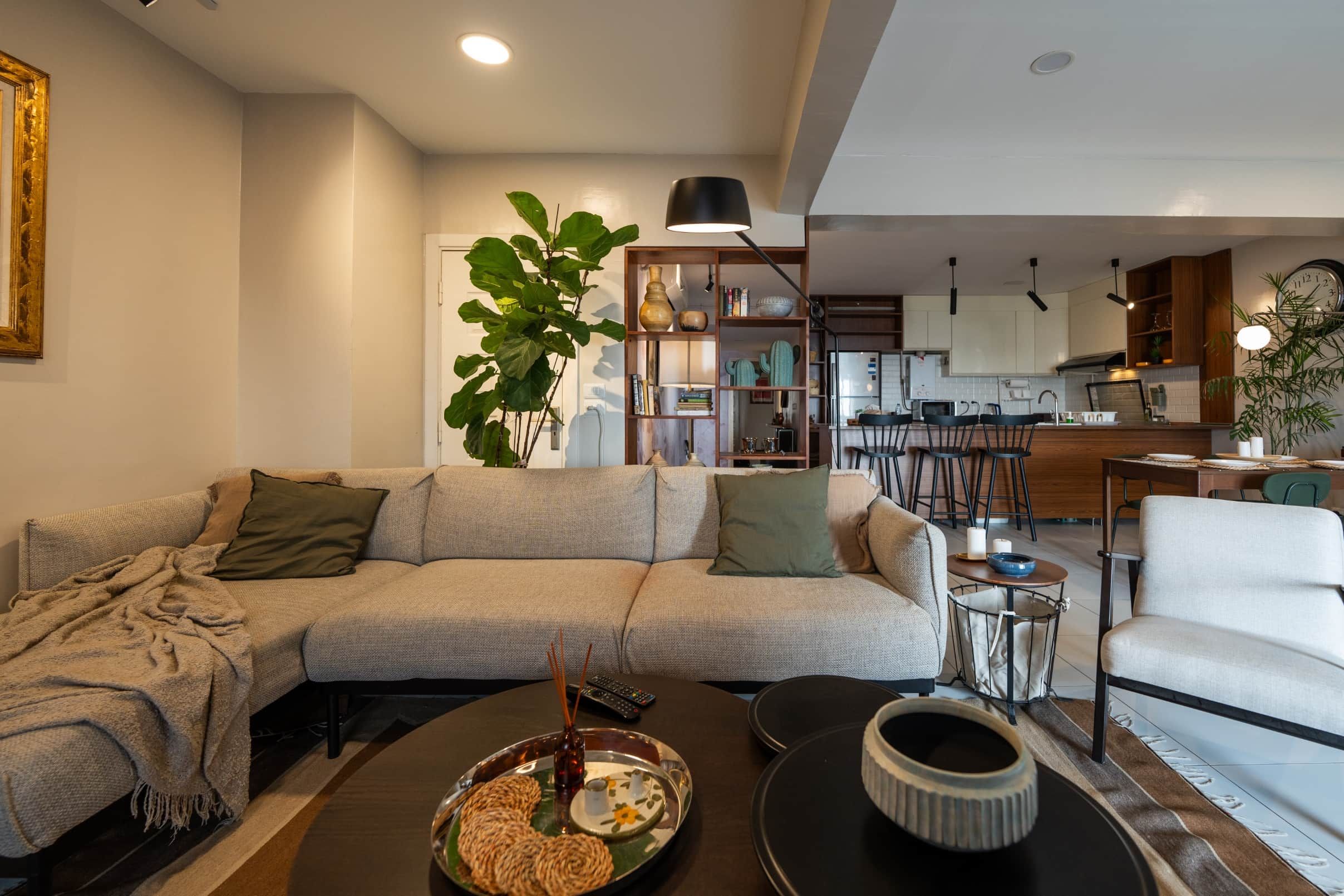 Una sala de estar moderna con un sofá, una mesa de centro y una estantería.