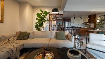Una sala de estar moderna con un sofá, una mesa de centro y una estantería.